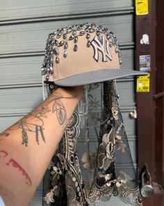 brown and grey new York baseball cap with accessories Custom Fitted Hats, Swag Hats, Fashion Museum, Dope Hats, Thrift Flips, Shoes Outfit Fashion, Swag Girl Style, Fancy Hats, Cap Fashion