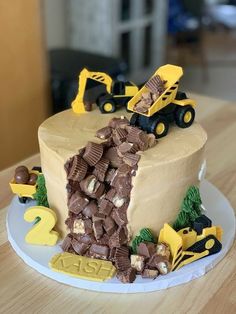 there is a cake that has been made to look like a construction site