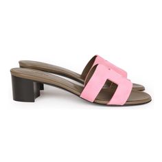 This pair of Oasis sandals are in rose suede and feature the iconic H. Origin: ItalyCondition: Pristine; new or never wornAccompanied by: Hermes box, dustbagsSize: 36.5 EU Hermes Oasis Sandals, Hermes Oasis, Hermes Box, Gold Ounce, Oasis, Fendi, Dior, Louis Vuitton, Couture