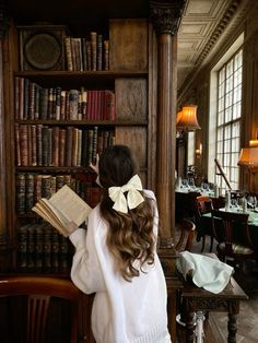 Library Photo Shoot, Light Academia Aesthetic, Library Aesthetic, Dark Academia Aesthetic, Girl Reading, Coffee And Books, Light Academia, Brown Aesthetic