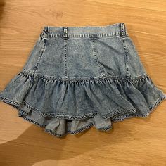 American Eagle Denim Light Wash Skirt Size Medium New With Tags Denim Mini Skirt With Ruffles, Trendy Denim Ruffled Mini Skirt, Trendy Denim Ruffled Skirt, Denim Ruffles Mini Skirt, Chic Denim Ruffled Skirt, Denim Ruffled Mini Skirt, Denim High Waist Mini Skirt With Ruffles, High Waist Denim Mini Skirt With Ruffles, High Waist Dark Wash Skort For Spring