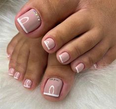 Pedicure White Tip, White Tip Pedicure With Design, Pedicure French Tip Pink, Pedicure Gel Ideas, Pedicure French, French Tip Nails Toes, French Pedicure With Pink Base, Brown Acrylic Nails