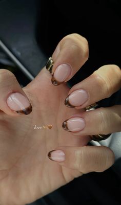 Simple Nail Design Christmas, Short Nail Design Autumn, Fall Nails On Short Nails, Simple Nails November, Tortoise Nail Tips, Thanksgiving Nails Aesthetic, Back To Uni Nails, Neutral Simple Nails, Simple Nails Almond Short