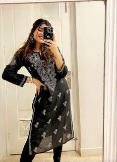 Chikankari work kurti Kurti With Jhumka, Black Chikankari Kurta Aesthetic, Black Kurti Styling Ideas, Black Kurti Aesthetic, Kurti Aesthetics, Indian Kurti Aesthetic, Aesthetic Kurta, Aesthetic Kurti, Kurti Aesthetic