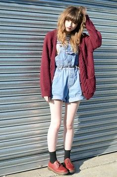 Hola a todos! El post de hoy será un conteo de 10 outfits por cada estilo (Girly, grunge, urbano,bohemio y preppy) Espero que les guste. GIRLY STYLE Este estilo es para las mas femeninas y coquetas… Style Edgy Soft Grunge, Wearing Overalls, Diy Outfits, Looks Street Style, Soft Grunge, Doc Martens, Mode Inspiration