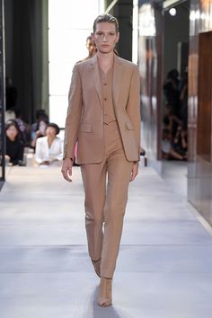 Burberry Spring 2019 Ready-to-Wear Fashion Show Collection: See the complete Burberry Spring 2019 Ready-to-Wear collection. Look 36 Pijamas Women, Woman Walking, Business Suits, Fashion Board, Mode Inspiration, Autumn Fashion Women, Work Fashion, Look Chic