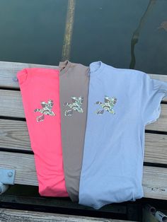 Coastal Co. Designs retro Duck camo shirt! Thrifted Pieces, Fishing Outfit, Gift Ideas For Teens, Cowgirl Tattoos, Duck T Shirt, Casual Country Outfits, Western Clothes, Southern Shirt, Western Vibes