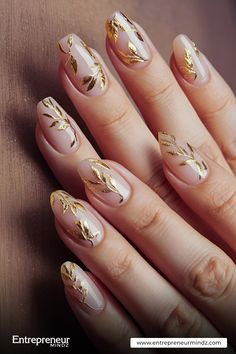 From the warm and comfortable sweaters to the bright colours of autumn, your nails can also enjoy the beautiful colours of the season. Or if you are planning for some traditional festive season or other occasion or simply want an autumn look always with you, here are 30+ beautiful nail art designs to nail art. It is time to bring out the absence of creativity and stand out with these... Chrome Leaves Nails, Unique Autumn Nails, Golden Leaf Nails, Fall Nail Designs Wedding, Gold Leaf Design Nails, Gold Leaf Art Nails, Fall Nails Gold Accent, Autumn Bridal Nails, Nail Art Designs Golden