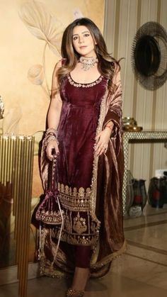 Punjabi Wedding Suit, Velvet Suit Design, Trendy Outfits Indian, Velvet Dress Designs, Salwar Kamiz, Indian Dresses Traditional, Designer Kurtis, Maroon Dress