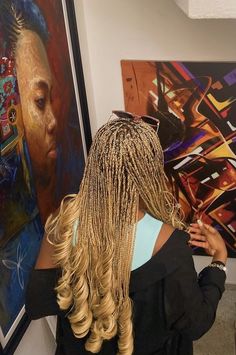 Girl posing with French Curl Braiding Extensions Single Braids Hairstyles, French Curls, Curls Braids, Bounce Curl, Braids Wigs, Single Braid