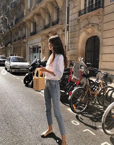 Leia Sfez, Working Outfit, Parisian Outfits, Chic Outfits Classy, Style Parisienne, Parisienne Chic, Capsule Wardrobe Essentials