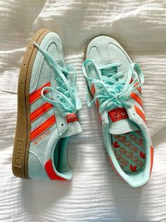 Shoes Wishlist, Orange Outfits, Looks Adidas, Dream Shoe, Pretty Sneakers, Mode Shoes, Look Adidas, Trendy Shoes Sneakers, Dr Shoes