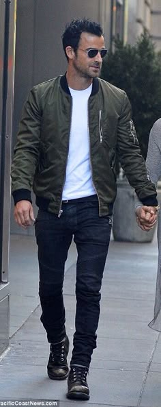 Justin Theroux style European Mens Fashion, Men's Denim Style, European Men, Checkered Jacket, Badass Style, Mens Fashion Classy, Riding Outfit, Autumn Street Style, Mens Winter Fashion