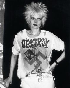 Freewave 3 Wallpaper, Vivienne Westwood Destroy Shirt, Vivienne Westwood Destroy, Punk Aesthetic Wallpaper, Chicas Punk Rock, Vivian Westwood, Destroyed T Shirt