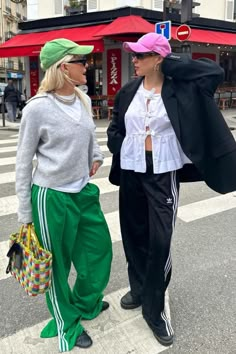 Cargo Pant Street Style, Wide Track Pants Outfit, Brown Track Pants Outfit, Vintage Track Pants Outfit, Wide Leg Adidas Pants Outfit, Adidas Track Pants Outfit Aesthetic, Green Adidas Pants Outfit, Dancer Street Style, Track Pants Outfit Winter