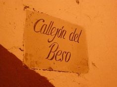 a sign on the side of a building that says caleron del beso in spanish