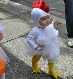 Diy Fantasia, Halloween Costume Patterns, Costume Carnaval, Chicken Costumes, Baby Kostüm, Baby Chickens, Costume Patterns, Fantasias Halloween, Cute Costumes