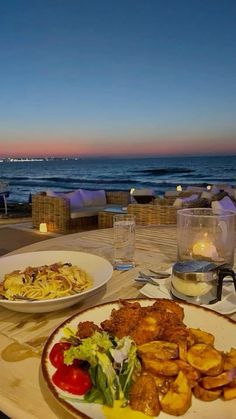 Dinner At Beach Aesthetic, Sunset Dinner Beach, Beach Dinner Restaurant, Holiday Dinner Aesthetic, Beach Diner Aesthetic, Greece Aesthetics Night, Greece Aesthetic Food, Beach Dinner Aesthetic, Beach Restaurant Aesthetic