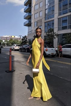 Wedding Guest Outfit Ideas, Easy Wedding, Satin Fashion, Wedding Guest Style, Cooler Look, Wedding Guest Outfit Summer, Mode Inspo, Yellow Fashion, Guest Outfit