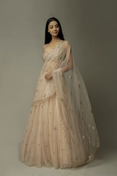 Rose Gold Bridal Lehenga, Gold Bridal Lehenga, Sari Lehenga, Simple Lehenga, Lehnga Dress, Desi Fits