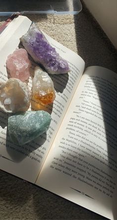 Crystals Book, Trend Photo, Crystal Vibes, Charge Crystals, Crystal Amethyst, Crystal Aesthetic, Spiritual Crystals, Pretty Rocks, Quartz Geode