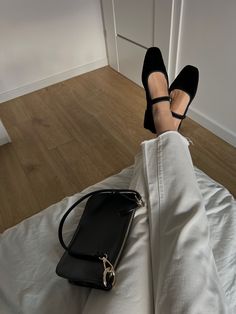 Leather bag, ballet shoes and some golden details Flat Ballet Shoes Outfits, Ballet Shoes Aesthetic, Ballet Shoes Outfit, Satin Outfit, Ballet Flats Outfit, Pretty Sandals, Flats Outfit, Daily Outfit Inspiration, Uni Outfits