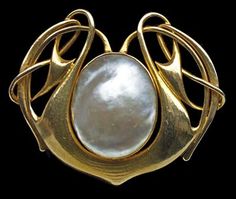 ARCHIBALD KNOX (1864-1933). Liberty & Co gold and pearl brooch. W  3.30 cm (1.30 in)  |  L  2.70 cm (1.06 in). British, c. 1900. Fitted Case Antique Trinkets, Art Baroque, Art And Craft Videos, Gold Brooch