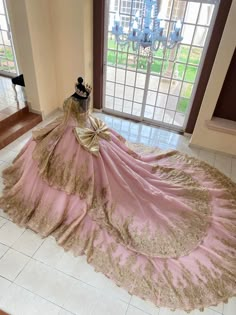 ⚜️Impresionante vestido de quinceañera hecho a la medida⚜️ El diseño del vestido fue proporcionado por la clienta SUCURSAL URUAPAN ,MICHOACÁN •Calz. La fuente #3215 B Col. Lazaro cardenas •Horario de 10am a 7pm •Cotizaciones 452-210-9120 •HACEMOS ENVIOS NACIONALES E INTERNACIONALES. #quinceañera #elegance #couture #belleza #arte #altamoda #fashion #citaprevia #moda #diseñoalfredoluis #AlfredoLuisAccesorios #fashion #citaprevia Quinceanera Dresses With Long Train, Rose Gold Quinceanera Dresses Long Sleeve, Quinceanera Dresses Long Tail, Long Quinceanera Dresses, Pink Quinceanera Dresses Long Tail, Pink Long Sleeve Quince Dress, Pink With Gold Quinceanera Dresses, Royal Pink Quinceanera Dresses, Virgin Mary Quinceanera Dress