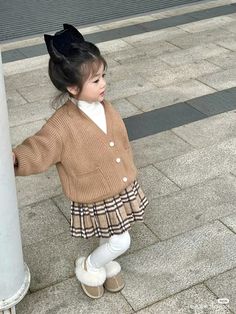 Baby Winter Wear, Magical Childhood, Japan Outfits, Petty Revenge, Kids Winter Fashion, Girls Dress Outfits, Looks Country, Japan Outfit, Children Playing