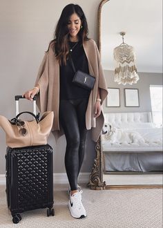 Chic Travel Style, Airport Outfit Spring, Stylin By Aylin, Airport Chic, Vacation Attire, Casual Travel Outfit, Chic Travel Outfit, Comfortable Travel Outfit, Airport Travel Outfits