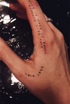 a woman's hand with writing on it and the words written in spanish are shown