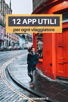 a man standing in front of a red building with the words 12 apputli per ogni viaggiatorie