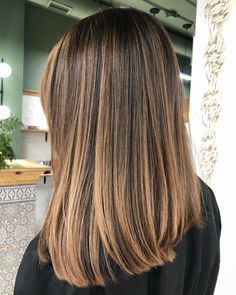 30 Hottest Trends for Brown Hair with Highlights to Nail in 2022 Balayage Hair Caramel, Rambut Brunette, Beige Hair, Brunette Hair With Highlights, Short Brown Hair, Peinados Fáciles Para Cabello Corto