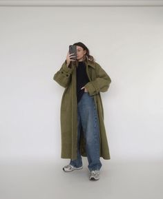 Sporty Style Aesthetic, Green Coat Outfit, Clothes Video, Chloe Hayward, Mantel Outfit, Long Coat Outfit, Oversized Wool Coat, Cosy Outfit, Green Trench Coat