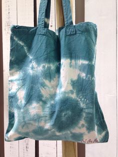 Tie Dye Bags, Totes Ideas, Canvas Bag Design, Sac Diy, Tie Dye Crafts, How To Tie Dye, Painted Tote