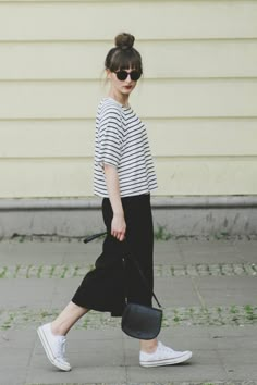 Breton, culottes and a top knot, yes! Fancy Casual Outfits, Outfit Minimalista, How To Wear Converse, How To Wear Culottes, Culottes Outfit, Style Casual Chic, Rock Outfit, Skirt And Sneakers, Outfits With Converse