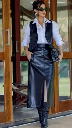 Leather Skirts With Boots, Cream Skirt Outfit Winter, Winter Leather Skirt Outfit, Leather Long Skirt Outfit, Leather Midi Skirt Outfit, Long Leather Skirt Outfit, Black Leather Skirt Outfit, Pencil Skirt Outfits Casual, Long Leather Skirt