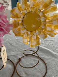 Cast off Creations made from old bed springs and canning rings. Beautiful Spring decor that will brighten up even the darkest rooms. Canning Ring Crafts, Bed Springs Repurposed, Mattress Spring Crafts, Rusty Bed Springs, Old Bed Springs, Barn Crafts, Bed Spring Crafts, Bed Spring, Sunflower Crafts