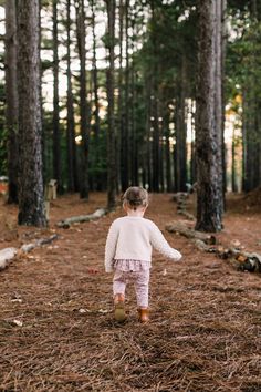 Forest Family Photos, Forest Family Photoshoot, Woods Photoshoot, Forest Portrait, Forest Photoshoot, Photo Halloween, Toddler Photoshoot, Fall Family Photo Outfits, Forest Sunset