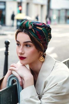 Vintage Parisian, Chic Hair, Head Scarf Styles, Scarf Silk, Penteado Cabelo Curto, Hair Scarf, Scarf Tying, Turban Headbands, Head Accessories