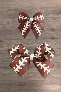 Football print adds a fun pop to any look Big ribbon for sweet girly accent Alligator clip gives a secure fit Bow works for simple or dressy outfits Add cute detail to her fall hairstyles with our Football Bows. These bows feature a brown football print and make a versatile addition to her hair accessories, and is easy to match with any outfit. The girly bows come attached to an alligator clip that makes it easy to clip into any hairstyle for easy styling. She can wear it with a range of hairsty Boutique Hair Bows Diy, Football Bows, Easy Hair Bows, Football Hair Bows, Football Hair, Holiday Hair Bows, Football Crafts, Halloween Hair Bows, Fall Hairstyles