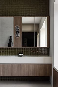 a modern bathroom with two sinks and mirrors