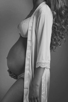 Vom Avea Un Copil, Diy Maternity Photos, Home Maternity Photography, Pregnant Photography, Baby Bump Photoshoot, Maternity Studio Photoshoot, Pregnancy Belly Photos, Cute Pregnancy Pictures, Maternity Photo Outfits