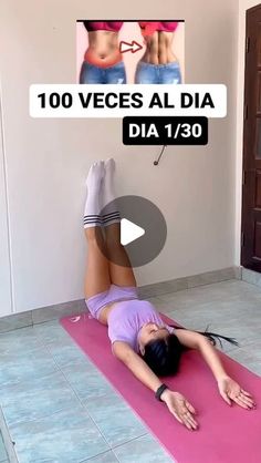 a woman laying on top of a pink yoga mat in front of a wall with the words 100 veces al dia