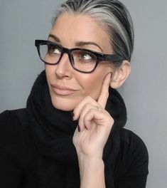 Grey Hair And Glasses, Silver White Hair, Grey Hair Don't Care, Grey Hair Over 50, Best Hairstyles For Women, Gray Hair Growing Out