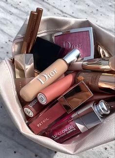 Trucco Glam, Alat Makeup, Makeup Bag Essentials, Basic Makeup, Makeup Aesthetic, Fancy Makeup, Makeup Needs, Dior Makeup