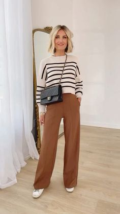 Autumn Trousers Outfit, Wide Leg Trousers Casual Outfit, Styling Brown Wide Leg Pants, High Waisted Brown Pants Outfit, Pleated Trousers Outfit Casual, Tan Pants Outfit Women, Camel Dress Pants Outfit, Dark Tan Pants Outfit, Camel Pants Outfit Casual