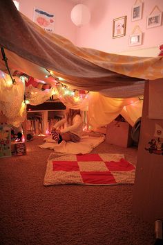 Sleepover Den Ideas, Bedroom Den Ideas, Den Ideas For Kids Blanket Forts, Kids Den Ideas, Sleepover Den, Couch Fort Ideas, Sleepover Fort, Bedroom Fort, Bedroom Cave