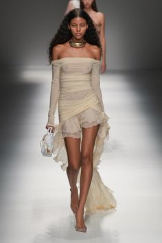 Blumarine Dress, Model Walks, Runway Trends, Mode Vintage, Milan Fashion Week, Runway Fashion, Spring Fashion