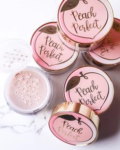 BACK IN STOCK, PEACHES!! This universal peach tinted setting powder works to brighten skin and create a silky smooth matte canvas! Product… Brightening Makeup, Makeup Pinterest, Work Makeup, Trendy Makeup, Brighten Skin, Luxury Makeup, Powder Makeup, Too Faced Cosmetics, Makeup Goals